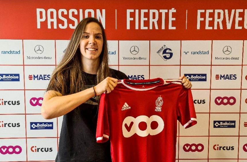 Hanne MERKELBACH signe au Standard Femina