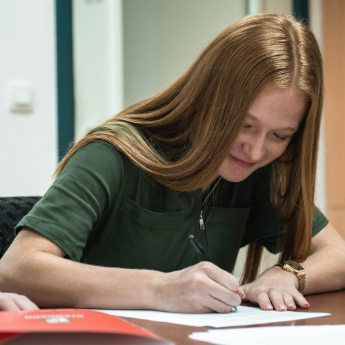 Chloé VANBELLINGEN signe son premier contrat